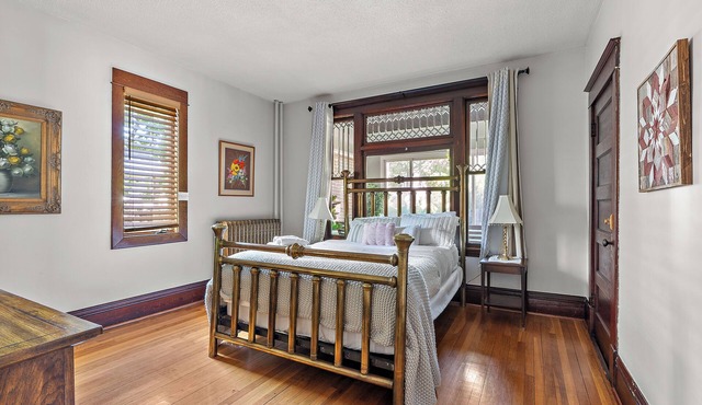 Cottage in the City - Historic Charm, Modern Touch