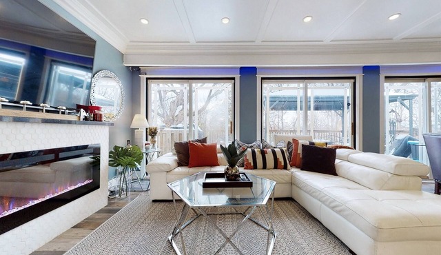 COTTAGE IN THE CITY WITH RAVINE & PARK!