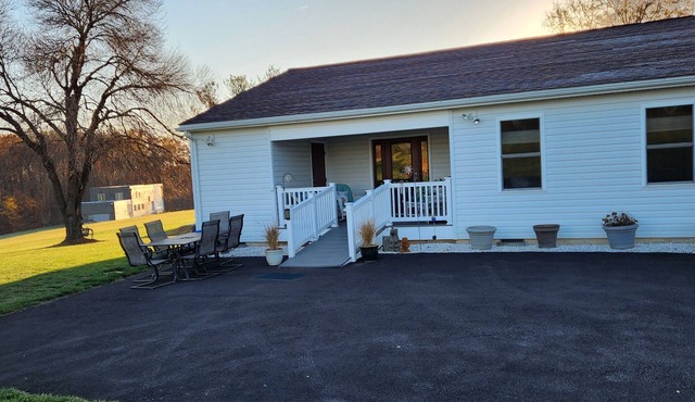 Cottage in the Country, walk to miles of hiking trails, close to restaurants