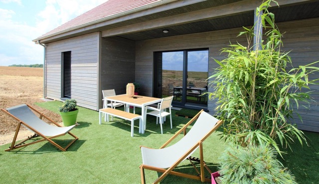 Cottage in the countryside near lakes, vineyard and NIGLOLAND park