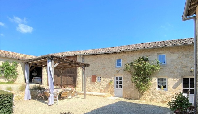 Cottage in the countryside with pool near the Marais Poitevin