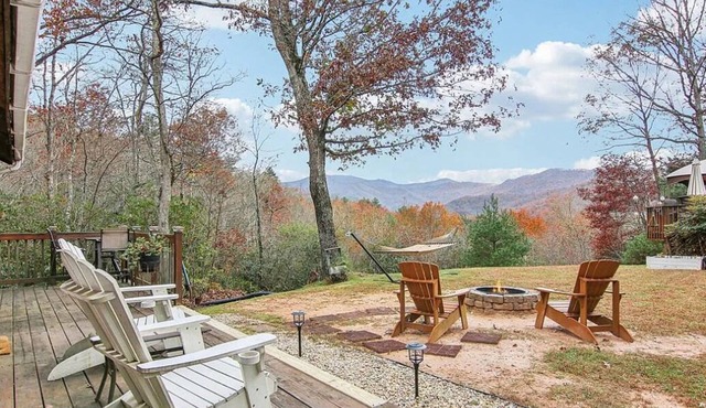 Cottage in the Great Smoky Mountains with Spectacular Views & Farmhouse Decor