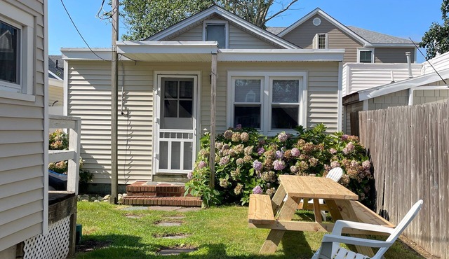 Cottage in the heart of Beach haven!