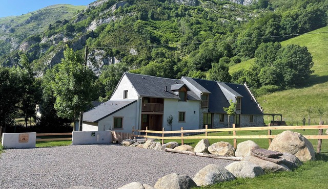 Cottage in the heart of the Pyrénées, Jacuzzi, hiking, cycling, skiing, and more