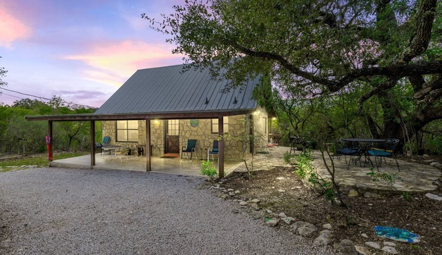 Cottage in the heart of Concan surrounded by nature & less than 5-minute drive to THE Frio River