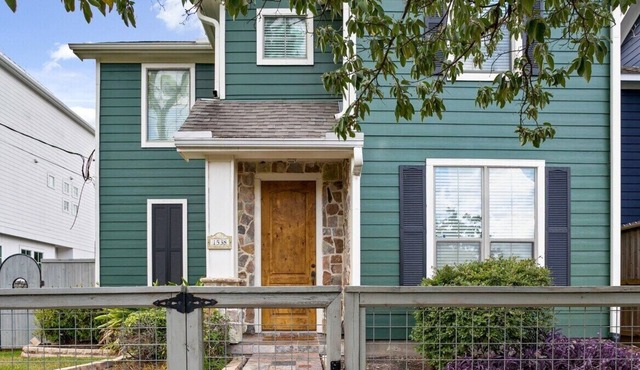 Cottage In The Heights!