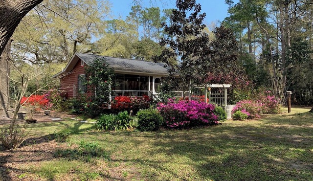 Cottage in the Oaks is a restored Historical Cottage from the late 1800’s