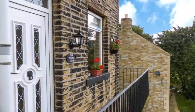 COTTAGE IN THE SKY, romantic, character holiday cottage in Luddenden