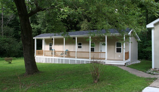 Cottage in the Trees - A getaway from everything, close to everything
