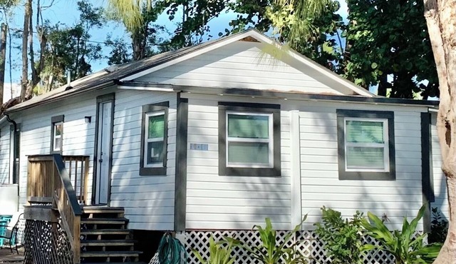 Cottage in the Shade, 3 min walk to beach, restaurants, and pickleball crt.