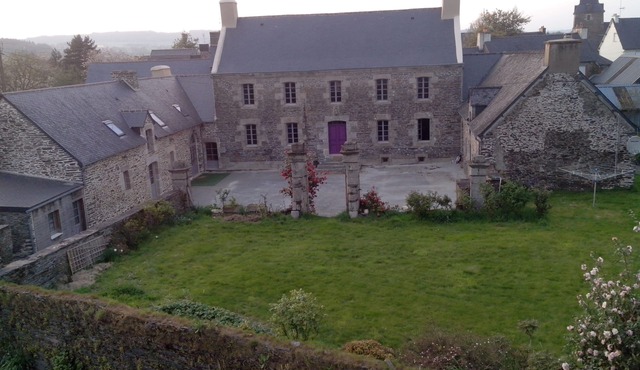 Cottage in the west wing of a manor at St-Thelo