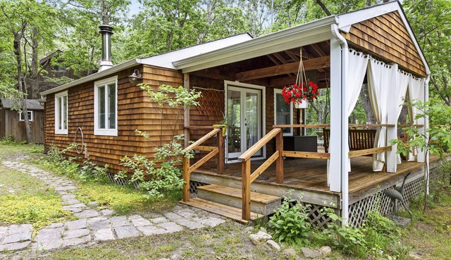 Cottage in the woods, steps from bay