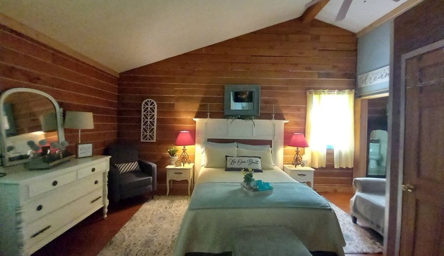 Cottage in the Woods B&B=The Bluebird Bungalow