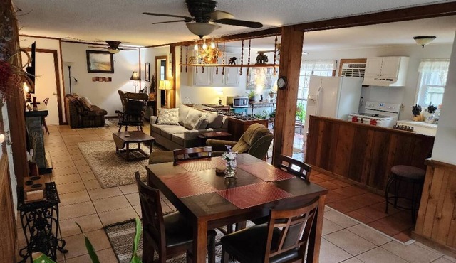 Cottage in the Woods, Safe area, on 6 acres, Free Parking.