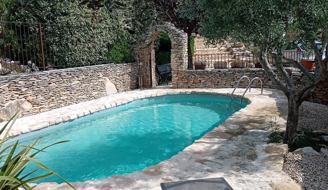 Cottage in village property in the Luberon