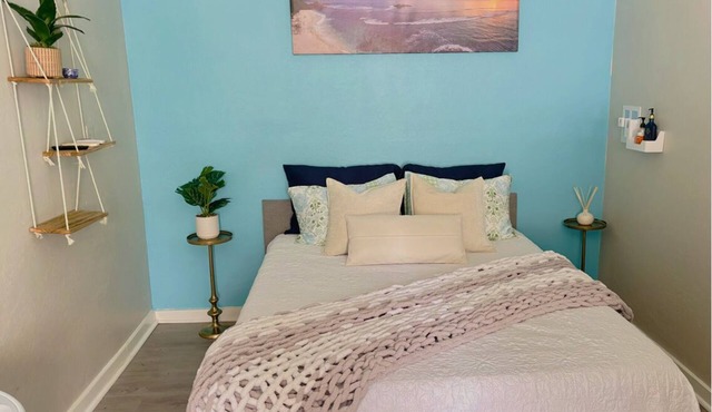 Cottage in West Palm Beach with Wi-Fi, AC, workspace, completely private yard