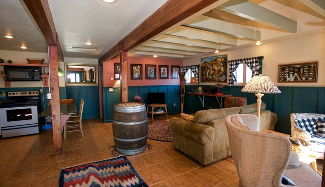 Cottage Inn - Heart of Downtown McCall - Sleeps 4 - Walk to Restaurants - Lake and Beach