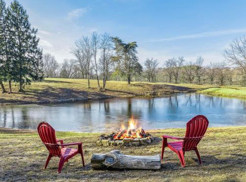 Cottage Inn The Woods - Pond, Pet Friendly, Grill, Wifi, Fire Pit, Deck, Screen Porch, Fireplace, Private