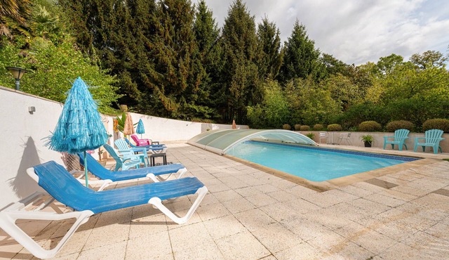 Cottage 'Jardins De La Cantine Au Fil De L'o' with Private Terrace, Shared Garden and Wi-Fi