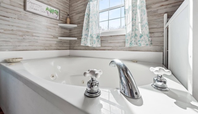 Cottage/ jetted tub/ 1acre/charcoal grill/ fire pit/picnic table/ Wi-Fi/ Roku tv