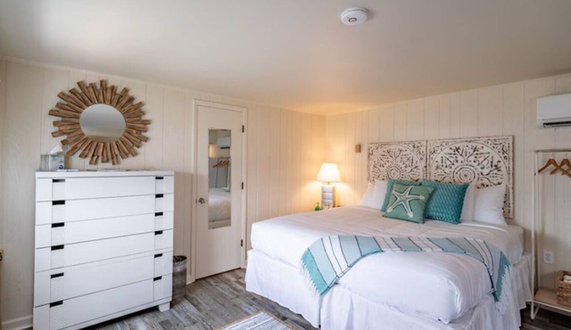 Cottage King Studio at Ocean Glass Inn | w/Kitchen | Free Breakfast & Parking
