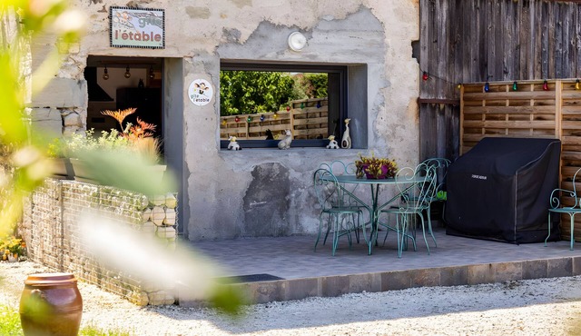 Cottage 'L'étable' with Private Terrace, Shared Garden and Wi-Fi