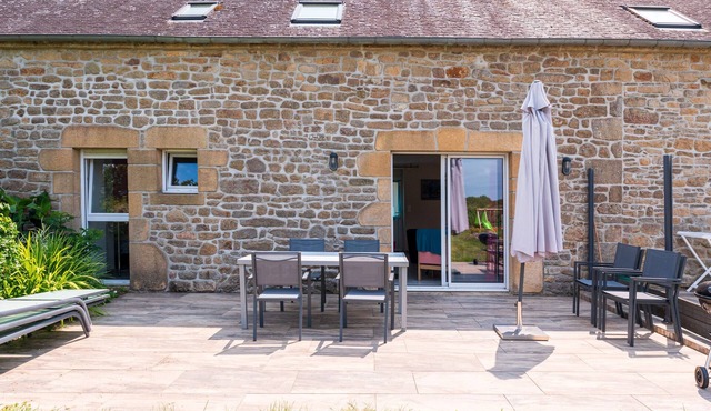 Cottage 'La Clé Du Bonheur' with Private Terrace, Shared Garden and Wi-Fi