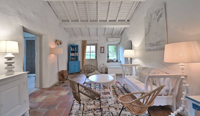 Cottage 'La Maison D'amis Du Chateau' with Shared Pool, Wi-Fi and Air Conditioning