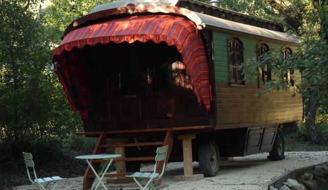 Cottage 'La Roulotte Authentique' with Private Terrace, Private Garden and Wi-Fi