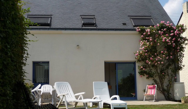 Cottage labeled 3 stars between sea and countryside