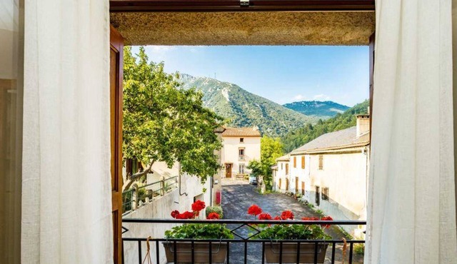 Cottage 'Le Boisset' with Mountain View, Private Terrace and Wi-Fi