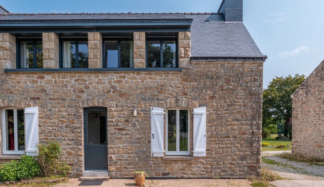 Cottage 'Le Chant Des Oiseaux' with Private Terrace, Shared Garden and Wi-Fi