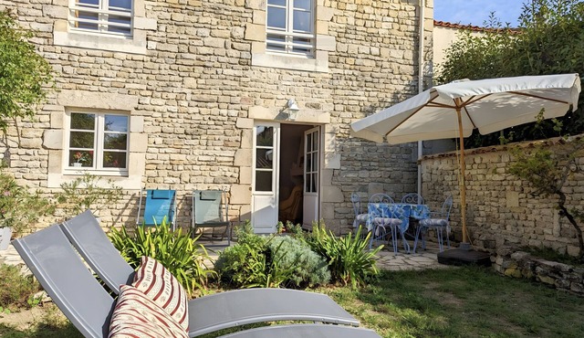 Cottage 'Le Clos Pierreslogis' with Private Terrace, Private Garden and Wi-Fi