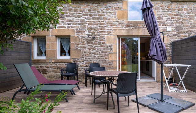 Cottage 'Le Cocon' with Private Terrace, Shared Garden and Wi-Fi