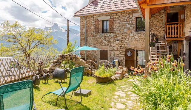 Cottage 'Le P'tit' with Lake View, Private Terrace and Wi-Fi