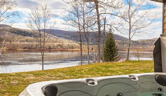 Cottage LE ST-MO with hot tub - pet friendly