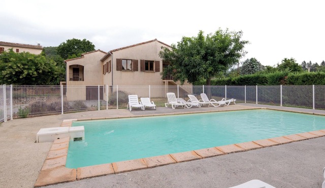 Cottage 'Les Sources Gîte Sauvignon' with Shared Pool, Private Garden and Air Conditioning