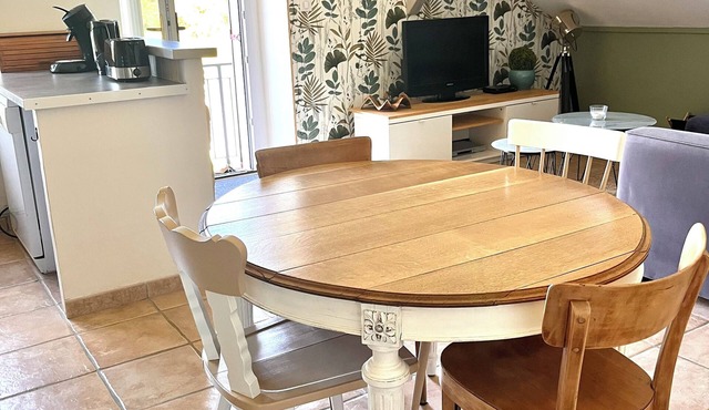 Cottage life below in the heart of the lakes region