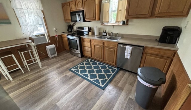 Cottage Living in Cuyahoga Falls: 3 bed, 2 bath w 2 porches, Smart TVs