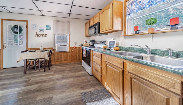 Cottage Living in Cuyahoga Falls: 3 bed, 2 bath w 2 porches, Smart TVs