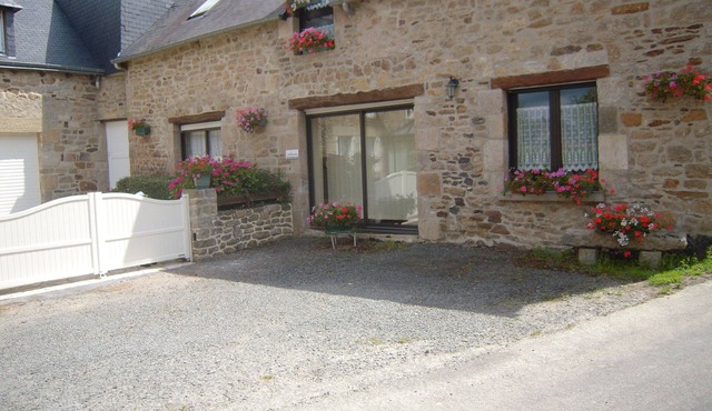 cottage located in a hamlet, at the gates of Dinan: medieval town, 12 km from the sea