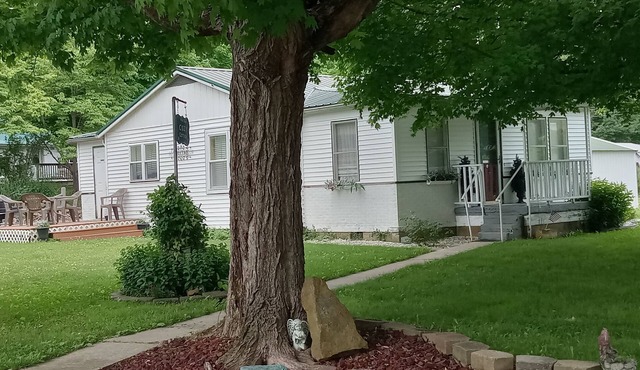 Cottage located IN Crawford Co. , just min. from Patoka Lake! Near Holiday World