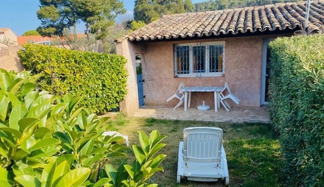 Cottage "Location, Piscine, Animaux, Var, Wifi" with Shared Pool, Private Terrace & Wi-Fi