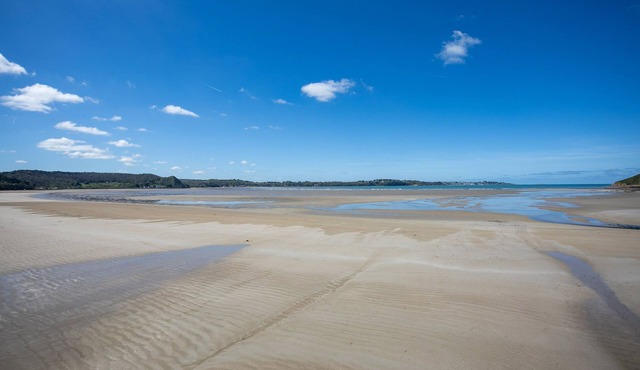 Cottage 'Maison Familiale 12 Pers Proche Mer' with Shared Terrace and Wi-Fi