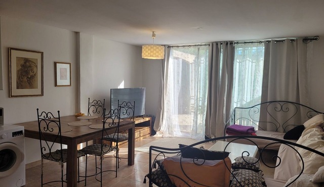 Cottage 'Mas Cornille' with Mountain View, Wi-Fi and Air Conditioning