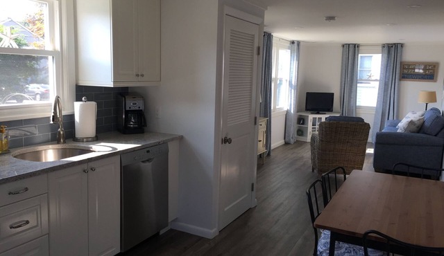 Cottage - Minutes to Beaches, Cliff Walk, and Downtown Newport!