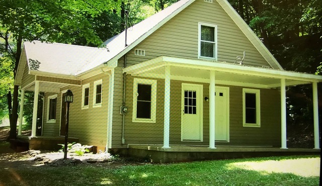 Cottage Near Caves, WiFi, Pool Table, Hot Tub, Grill, Fire Pit, Pet Friendly, TV