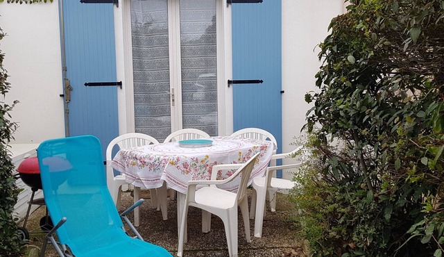 Cottage near beach with pets allowed and parking