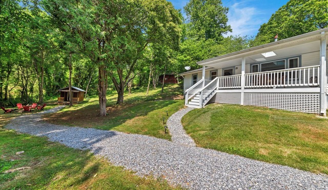 Cottage near Burnsville with Game House & Firepit