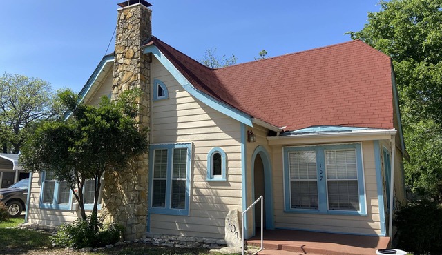 Cottage near Downtown Center Point, 10 min to Kerrville & Comfort, pet-friendly